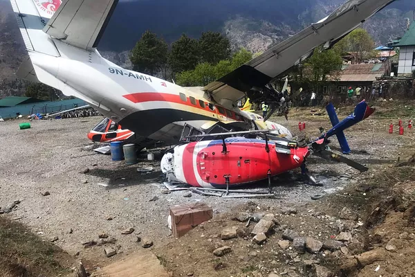 Hậu quả vụ tai nạn máy bay Let L-410 Turbolet va chạm với hai chiếc trực thăng tại sân bay Lukla, Nepal Hậu quả vụ tai nạn máy bay Let L-410 Turbolet va chạm với hai chiếc trực thăng tại sân bay Lukla, Nepal - Sputnik Việt Nam