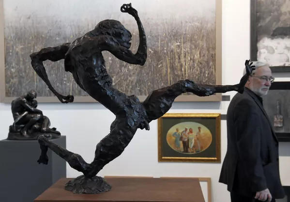 Khách tham quan hội chợ quốc tế về tác phẩm nghệ thuật cổ, trang sức và thiết kế Russian Antique & Art Fair tại Phòng triển lãm trung tâm Manezh Khách tham quan hội chợ quốc tế về tác phẩm nghệ thuật cổ, trang sức và thiết kế Russian Antique & Art Fair tại Phòng triển lãm trung tâm Manezh - Sputnik Việt Nam