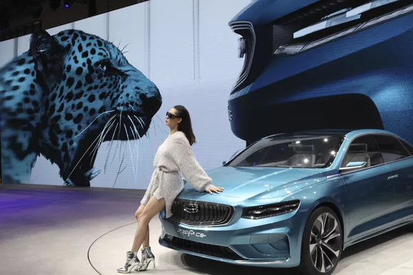 Cô gái chụp ảnh cạnh mẫu khái niệm xe hơi Preface của Geely Auto tại Triển lãm ô tô quốc tế Thượng Hải
Cô gái chụp ảnh cạnh mẫu khái niệm xe hơi Preface của Geely Auto tại Triển lãm ô tô quốc tế Thượng Hải
- Sputnik Việt Nam