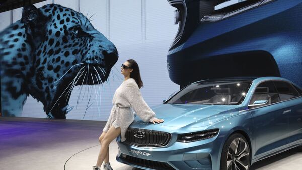 Một cô gái chụp ảnh với mẫu xe ý tưởng Preface của Geely Auto tại Triển lãm ô tô quốc tế Thượng Hải - Sputnik Việt Nam