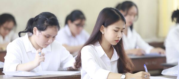 Thí sinh làm bài thi Thí sinh làm bài thi - Sputnik Việt Nam