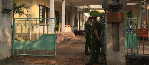 Khu vực toà án nơi diễn ra phiên xét xử được bố trí lực lượng an ninh từ sớm Khu vực toà án nơi diễn ra phiên xét xử được bố trí lực lượng an ninh từ sớm - Sputnik Việt Nam