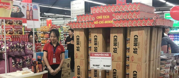 Quầy trưng bày sản phẩm khuyến mãi của Masan được người tiêu dùng chụp tại Lotte Liễu Giai (Hà Nội) - Sputnik Việt Nam