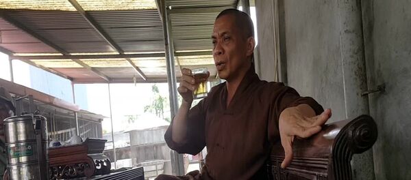 Sư trụ trì cầm ly bia nói về việc 'thả chó cắn nát mặt Phật tử' Sư trụ trì cầm ly bia nói về việc 'thả chó cắn nát mặt Phật tử' - Sputnik Việt Nam