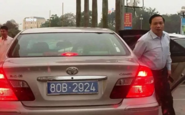 Thu hồi 2 biển xanh gắn cùng 1 xe của Phó bí thư tỉnh Ninh Bình Thu hồi 2 biển xanh gắn cùng 1 xe của Phó bí thư tỉnh Ninh Bình - Sputnik Việt Nam