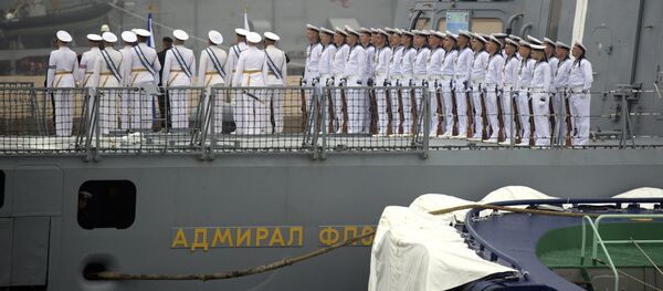 Đô đốc Gorshkov dẫn đầu đội tàu nước ngoài tại lễ diễu hành ở Thanh Đảo - Sputnik Việt Nam