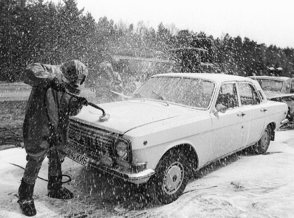 Một chiếc ô tô rời vùng thảm họa Chernobyl đang được khử nhiễm tại điểmchuyên làm việc này. - Sputnik Việt Nam