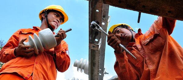 Kỹ sư EVN sửa chữa lưới điện - Sputnik Việt Nam