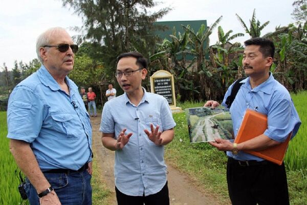 Anh che đạn cho em ở Mỹ Lai: Bức ảnh trở về với sự thật - Sputnik Việt Nam