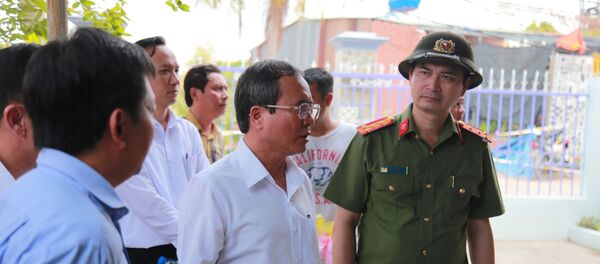 Ông Trần Văn Nam (giữa), Bí thư Tỉnh ủy Bình Dương đến hiện trường trực tiếp chỉ đạo điều tra phá án - Sputnik Việt Nam