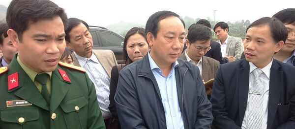 Thứ trưởng Nguyễn Hồng Trường và Phó Chủ tịch UBND tỉnh Hòa Bình Bùi Văn Khánh trao đổi về những khó khăn, vướng mắc trong quá trình triển khai Dự án tại hiện trường - Sputnik Việt Nam