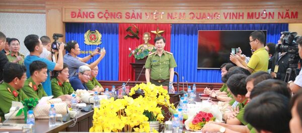 Giám đốc Công an tỉnh Bình Dương Trịnh Ngọc Quyên chủ trì buổi họp công bố thông tin ban đầu về vụ thảm sát Giám đốc Công an tỉnh Bình Dương Trịnh Ngọc Quyên chủ trì buổi họp công bố thông tin ban đầu về vụ thảm sát - Sputnik Việt Nam