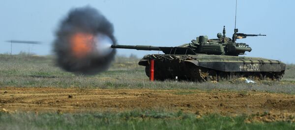 Xe tăng T-90 trong cuộc tập trận của các đơn vị súng trường, xe tăng và pháo binh của lữ đoàn súng trường cơ giới thứ 20 lực lượng vũ trang tổng hợp số 8 tại thao trường Prudboy ở tỉnh Volgograd - Sputnik Việt Nam