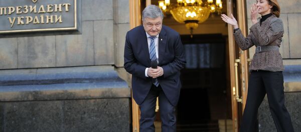 Tổng thống Ukraina Piotr Poroshenko cảm ơn những người ủng hộ ông tại Kiev, Ukraina Tổng thống Ukraina Piotr Poroshenko cảm ơn những người ủng hộ ông tại Kiev, Ukraina - Sputnik Việt Nam