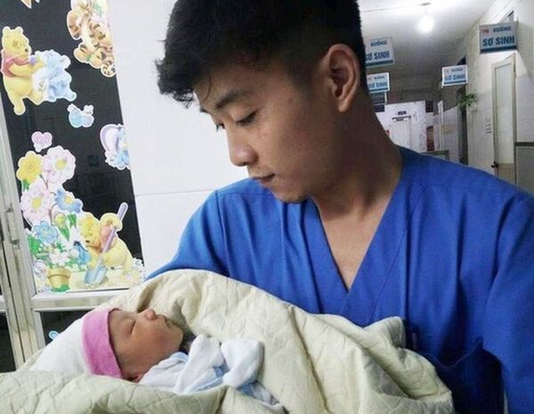 Bé trai 15 ngày tuổi bị bỏ rơi trong thùng rác sau cơn mưa rạng sáng 30.4 - Sputnik Việt Nam