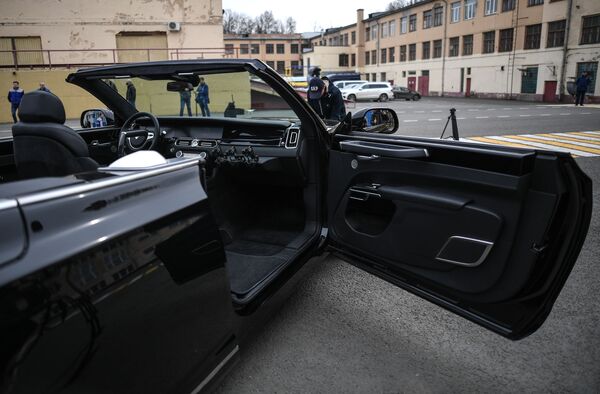 Xe mui trần dành cho tướng lĩnh: Xe Aurus nghi lễ độc đáo - Sputnik Việt Nam