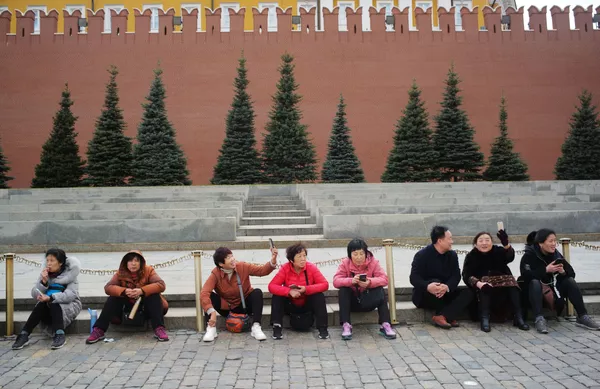 Nhóm du khách chụp ảnh kỷ niệm trên Quảng trường Đỏ bên tường thành Điện Kremlin Matxcơva Nhóm du khách chụp ảnh kỷ niệm trên Quảng trường Đỏ bên tường thành Điện Kremlin Matxcơva - Sputnik Việt Nam