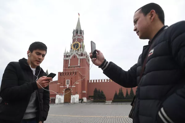 Các bạn trẻ ghi hình trên Quảng trường Đỏ gần Điện Kremlin Matxcơva Các bạn trẻ ghi hình trên Quảng trường Đỏ gần Điện Kremlin Matxcơva - Sputnik Việt Nam