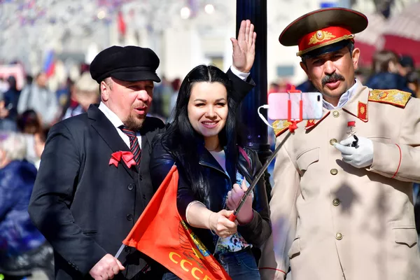 Trên phố Nikolskaya ở Matxcơva, cô gái chụp ảnh chung với các nghệ sĩ đường phố đóng vai V. I. Lenin và I. V. Stalin Trên phố Nikolskaya ở Matxcơva, cô gái chụp ảnh chung với các nghệ sĩ đường phố đóng vai V. I. Lenin và I. V. Stalin - Sputnik Việt Nam