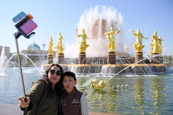 Khách du lịch chụp ảnh tại đài phun nước “Tình hữu nghị của các dân tộc” trong Triển lãm Thành tựu Kinh tế Quốc dân (VDNKh) ở Matxcơva Khách du lịch chụp ảnh tại đài phun nước “Tình hữu nghị của các dân tộc” trong Triển lãm Thành tựu Kinh tế Quốc dân (VDNKh) ở Matxcơva - Sputnik Việt Nam