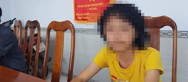 Bé N trốn thoát khỏi bọn buôn người và được đưa đến đồn công an - Sputnik Việt Nam