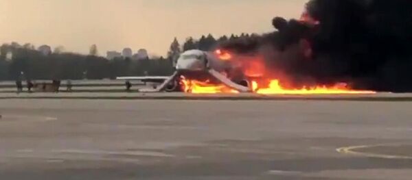 Самолет авиакомпании Аэрофлот Superjet 100, вернувшийся во время рейса Москва - Мурманск в аэропорт Шереметьево из-за возгорания на борту - Sputnik Việt Nam