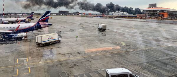 Máy bay chở khách bốc cháy ở sân bay Moskva - Sputnik Việt Nam