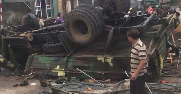 Lật xe tải quân sự, hơn 30 quân nhân Việt Nam bị thương (Video) - Sputnik Việt Nam