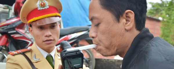 Cảnh sát giao thông đo nồng độ cồn trong hơi thở của người điều khiển phương tiện Cảnh sát giao thông đo nồng độ cồn trong hơi thở của người điều khiển phương tiện - Sputnik Việt Nam