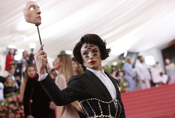 Diễn viên Ezra Miller tại Met Gala 2019, New York - Sputnik Việt Nam