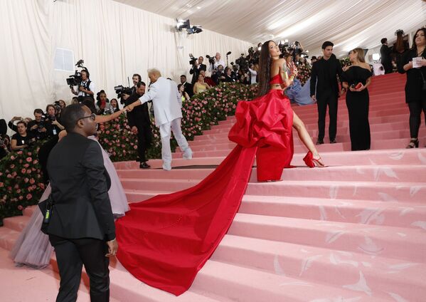 Nữ ca sĩ Halsey tại Met Gala 2019 ở New York - Sputnik Việt Nam