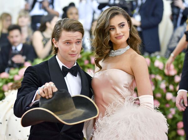 Diễn viên Patrick Schwarzenegger và người mẫu Taylor Hill tại Met Gala 2019 ở New York - Sputnik Việt Nam