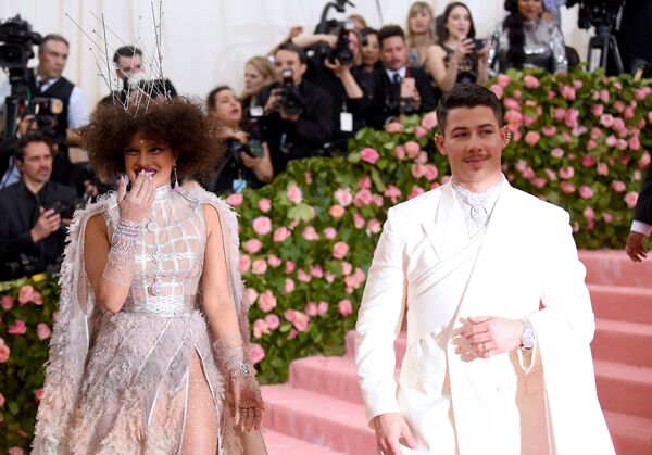 Nữ diễn viên Priyanka Chopra cùng chồng ca sĩ Nick Jonas tại Met Gala 2019 ở New York - Sputnik Việt Nam