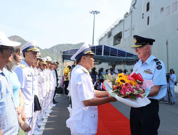 Nếu Úc chỉ vẫy cờ ở Biển Đông thì sẽ chẳng làm được gì Trung Quốc Nếu Úc chỉ vẫy cờ ở Biển Đông thì sẽ chẳng làm được gì Trung Quốc - Sputnik Việt Nam