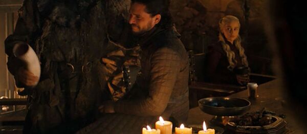 Fan hâm mộ Trò chơi vương quyền thích thú vì chiếc cốc Starbucks rơi vào cảnh phim Fan hâm mộ Trò chơi vương quyền thích thú vì chiếc cốc Starbucks rơi vào cảnh phim - Sputnik Việt Nam