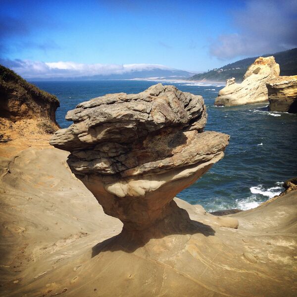 Núi đá Duckbill, Oregon, năm 2014. Hình thức tự nhiên khác thường khiến nó thành một điểm tham quan hấp dẫn và nổi tiếng. - Sputnik Việt Nam