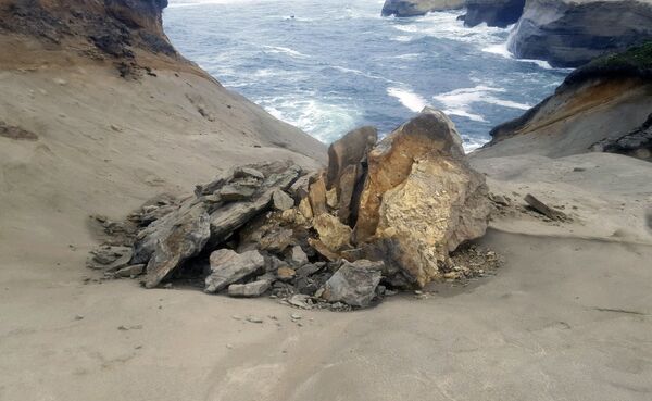 Núi đá Duckbill, Oregon, năm 2016. Đua nhau chụp những bức ảnh lạ,  khách du lịch đã trèo lên đỉnh núi đá. Ngày 29 tháng 8 năm 2016, một số thanh niên đã trèo hàng rào và phá hủy di tích tự nhiên, lý giải rằng một người bạn của họ được cho là bị gãy chân ở đây. - Sputnik Việt Nam