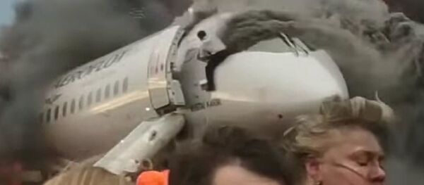 Xuất hiện clip quay cảnh phi công lọt vào chiếc phi cơ SSJ-100 đang bốc cháy Xuất hiện clip quay cảnh phi công lọt vào chiếc phi cơ SSJ-100 đang bốc cháy - Sputnik Việt Nam