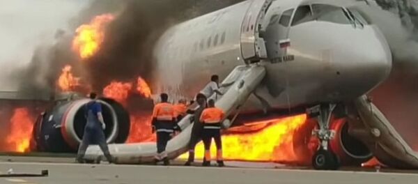 Xuất hiện clip quay cảnh phi công lọt vào chiếc phi cơ SSJ-100 đang bốc cháy Xuất hiện clip quay cảnh phi công lọt vào chiếc phi cơ SSJ-100 đang bốc cháy - Sputnik Việt Nam