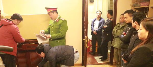 Công an Hà Nội khám xét nhà Hưng kính, trùm bảo kê chợ Long Biên - Sputnik Việt Nam