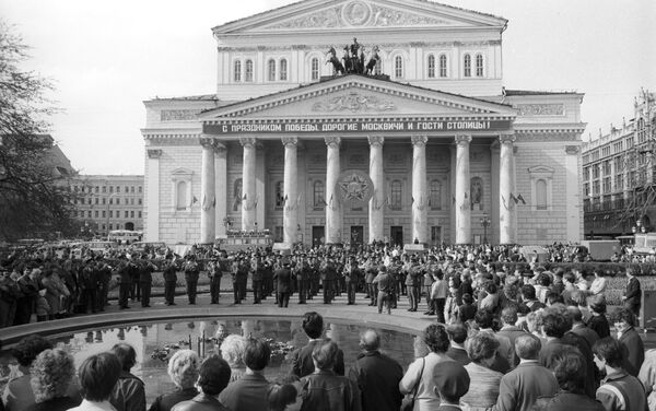 Ngày Chiến thắng bên Nhà hát Bolshoi Moskva - Sputnik Việt Nam