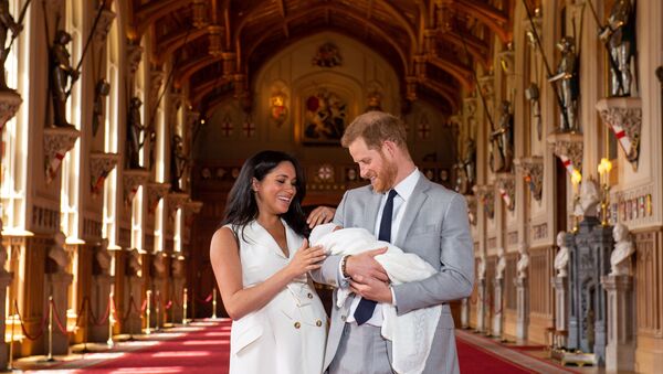 Hoàng tử Anh Harry và công nương Meghan đã tổ chức buổi chụp ảnh ở lâu đài Windsor, khoe con trai đầu lòng với cả thế giới - Sputnik Việt Nam