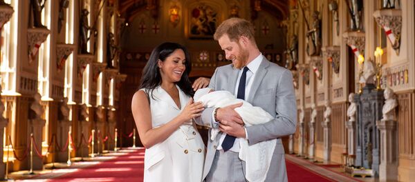 Hoàng tử Anh Harry và công nương Meghan đã tổ chức buổi chụp ảnh ở lâu đài Windsor, khoe con trai đầu lòng với cả thế giới - Sputnik Việt Nam