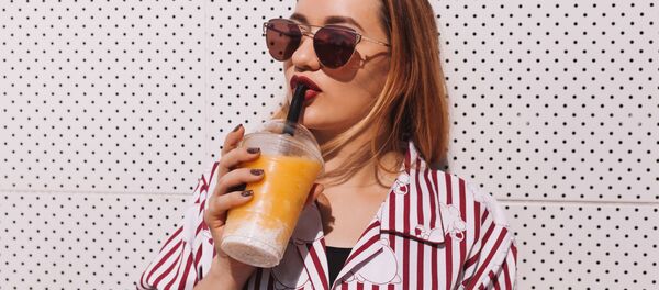 Cô gái uống sinh tố Cô gái uống sinh tố - Sputnik Việt Nam