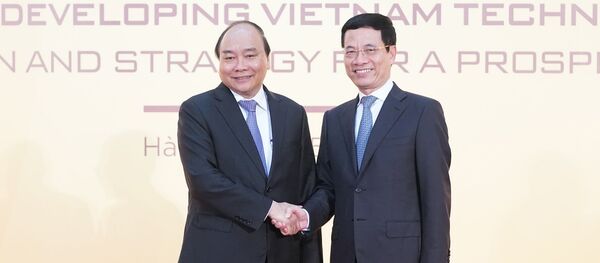 Thủ tướng Nguyễn Xuân Phúc và Bộ trưởng Bộ TTTT Nguyễn Mạnh Hùng - Sputnik Việt Nam