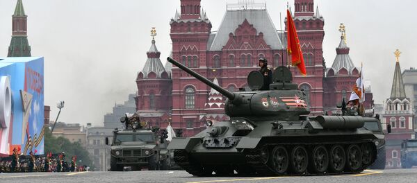 Diễu binh kỷ niệm 74 năm Chiến thắng trong Chiến tranh Vệ quốc Vĩ đại 1941-1945. Xe tăng T-34-85 - Sputnik Việt Nam