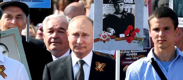 Tổng thống Nga Vladimir Putin mang chân dung thân phụ - chiến sĩ tiền tuyến Vladimir Spiridonovich, tham gia cuộc tuần hành yêu nước Trung đoàn Bất tử - Sputnik Việt Nam