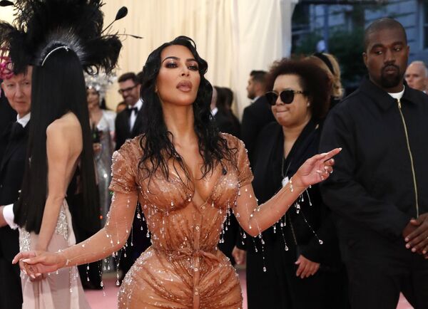 Ngôi sao truyền hình thực tế Kim Kardashian và chồng tại Met Gala 2019 ở New York - Sputnik Việt Nam