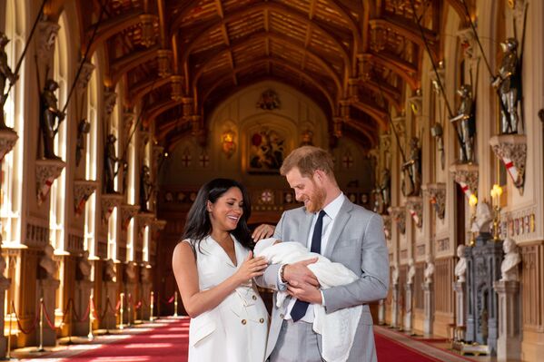 Hoàng tử Anh Harry và phu nhân Meghan, Nữ Công tước Sussex cùng con trai mới ra đời  - Sputnik Việt Nam