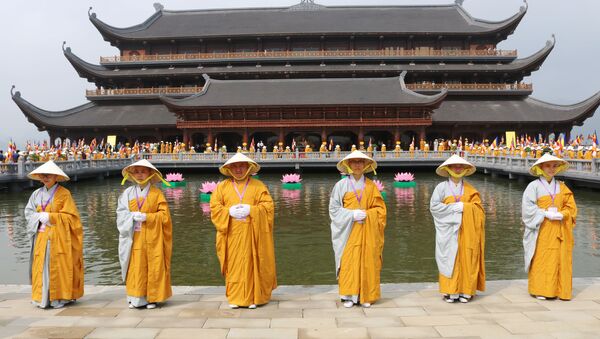 Không khí khai mạc Vesak 2019 trước Trung tâm Hội nghị chùa Tam Chúc - Sputnik Việt Nam